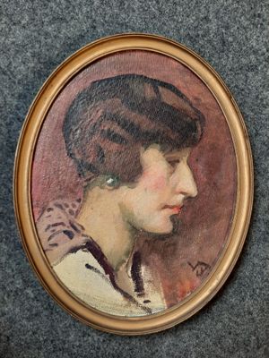 portrait d'une femme vêtue d'une robe à imprimé léopard et d'un col à imprimé léopard