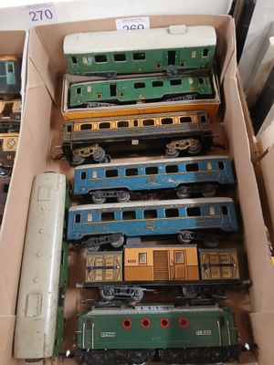 une boîte remplie de petits trains posée sur une table