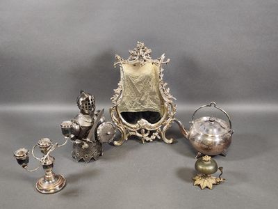 un plateau en argent avec un miroir et d'autres objets posés sur une table