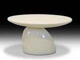 une image représentant une table blanche avec un piètement blanc sur fond noir