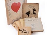 plusieurs livres sont empilés sur une surface blanche