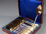 six cuillères et une cuillère dans un étui