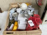 une boîte en bois remplie d'objets assortis sur une table