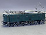 un petit train posé sur une surface blanche