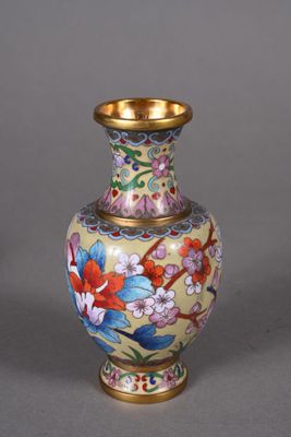 un vase avec un motif floral posé sur une table