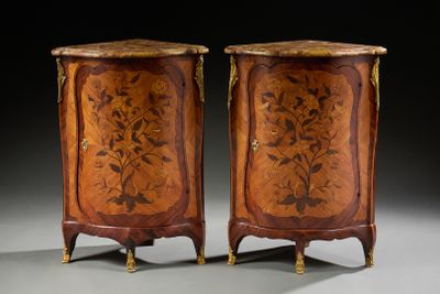 paire de commodes en marqueterie de style Louis XV