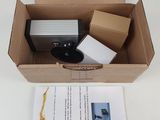 une boîte en carton contenant un appareil photo et d'autres objets