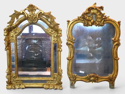 paire de miroirs dorés avec un chat au centre de chaque miroir