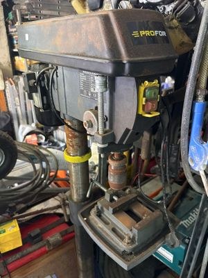 une machine posée sur une table dans un garage