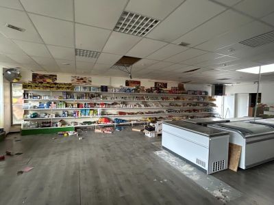 une pièce où se trouvent plusieurs réfrigérateurs et des étagères