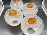 quatre bols transparents remplis d'oranges, posés sur un plan de travail
