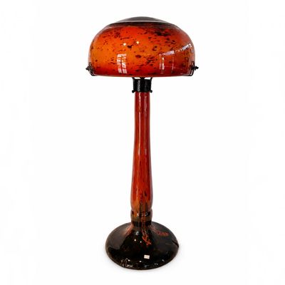 une photo d'une lampe de table surmontée d'un abat-jour en verre rouge