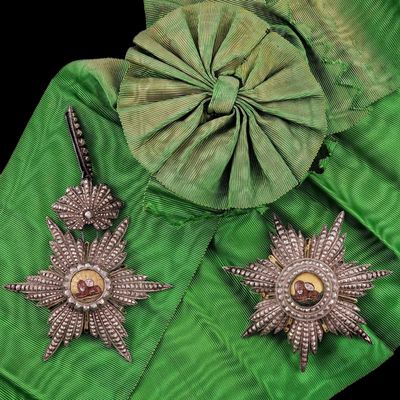 une photo d'une paire de boucles d'oreilles posée sur un tissu vert