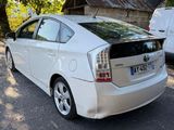 une Toyota Prius blanche garée sur le bord de la route