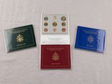 trois passeports de couleurs différentes sont posés sur une surface blanche