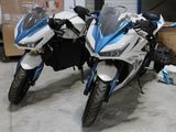 deux motos garées l'une à côté de l'autre dans un garage