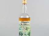 une bouteille de whisky posée sur une table blanche