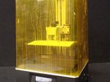 une imprimante 3D posée sur une table