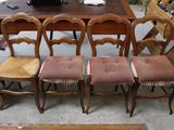 de nombreuses chaises et une table sur laquelle est posé un ordinateur portable