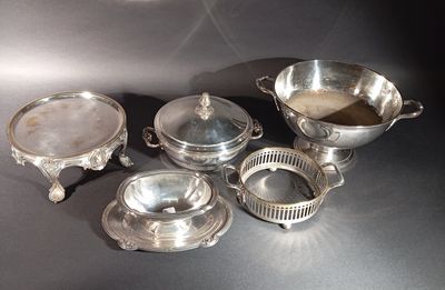 Ensemble de pièces de forme en métal argenté : un chauffe-pl… - Photo 1