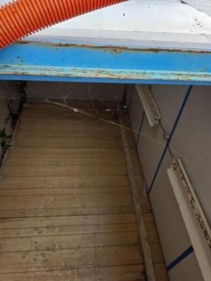 un tuyau orange qui dépasse du toit d'un bateau