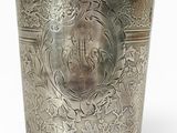 une coupe en argent ornée d'un motif