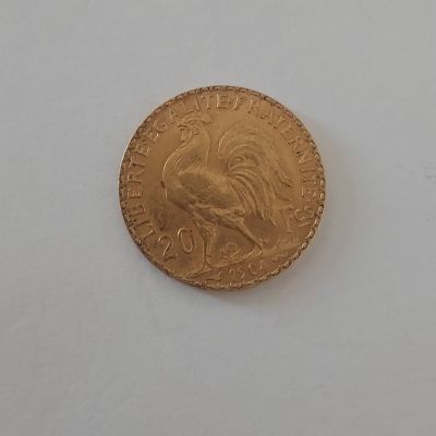 une pièce d'or sur laquelle est représenté un coq