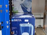 une boîte contenant une carafe à eau Brita posée sur une étagère
