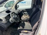 une photo d'une voiture qui a été vandalisée