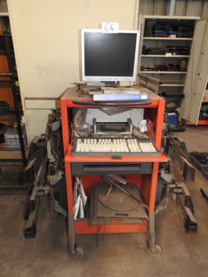 une photo d'un bureau d'ordinateur sur lequel se trouvent un clavier et un écran