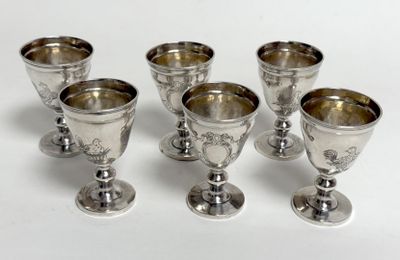 Suite de SIX COQUETIERS en argent sur piédouche rond, le col…