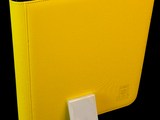 un classeur jaune orné d'un bouton blanc