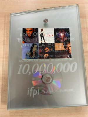 une image représentant un boîtier de CD sur lequel figure la photo d'une femme