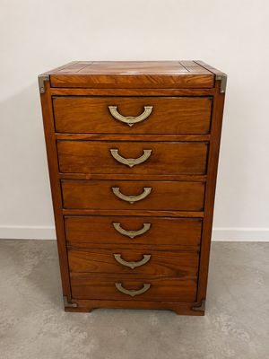 une commode en bois comportant cinq tiroirs de chaque côté
