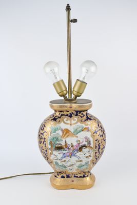 l'image d'une lampe posée sur une table