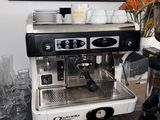 une machine à café posée sur une table