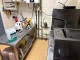 une image d'une cuisine avec beaucoup d'espace de travail