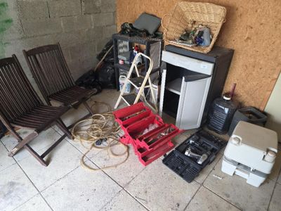de nombreux objets posés par terre près d'une cheminée