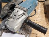 une machine posée sur une table, avec une étiquette de prix