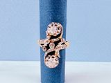 un anneau posé au sommet d'un tube bleu