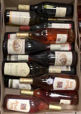 Les bouteilles de vin se trouvent dans une boîte en carton posée sur une table.