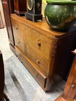 un vase vert posé sur une commode en bois