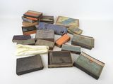une pile de vieux livres posée sur une surface blanche
