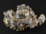 un gros plan sur un amas de rochers posés sur une surface noire