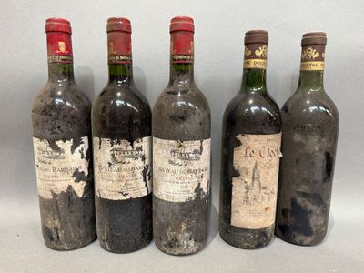 quatre bouteilles de vin sont alignées sur une table