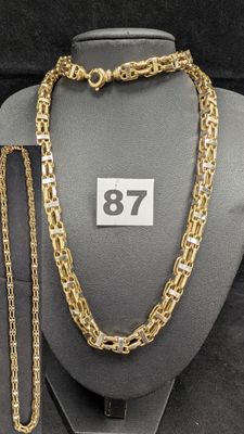 un gros plan sur un collier et un bracelet portés par un mannequin