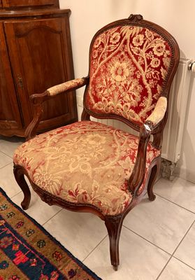 une chaise qui se trouve dans le coin d'une pièce