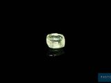 gros plan d'un diamant vert sur une surface noire