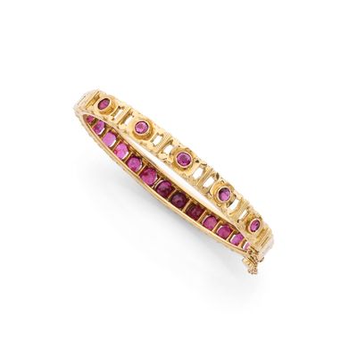 un bracelet rigide orné de rubis et de diamants