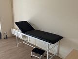 une pièce dans laquelle se trouvent une table et une chaise